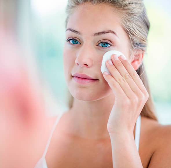 Comment bien se démaquiller selon son type de peau ?