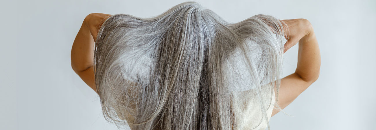 Astuces pour une transition vers les cheveux gris