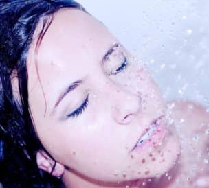 Femme sous la douche - gel douche