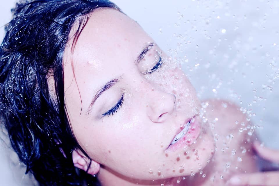 Femme sous la douche - gel douche