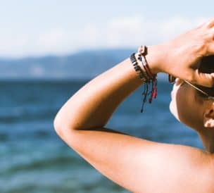 Femme au bord de la mer